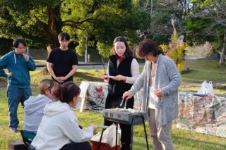 In rural Japan, there is an ancient custom called yui, in which neighbors gather together to help each other without payment when labor is needed, such as for planting rice or replacing thatched roofs.
This Workshop was planned with the desire to create a space where people could gather and have conversations through the activities of farming and eating, and to make people feel that primary industries are something close to them by producing and consuming rice crackers using rice grown on the Toride Campus.
Conducted by: Urara Sumida (GAP M2)
Participants: Open to both university students and the general public
Planning and Management: Global Art Practice (GAP)
Organized by: Tokyo University of the Arts
Supported by: Toride Art Project Office (NPO)
Partnership: Geidai Arts Project Training (Toride Course) / R7 Regional Core and Distinctive Research University Strengthening Promotion Project
@magicalurara @toride_ap @gap_geidai